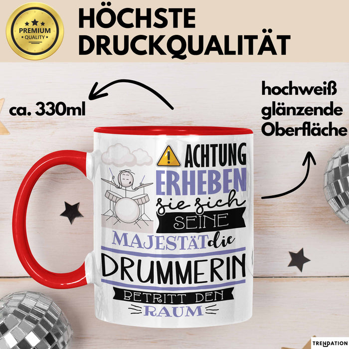 Drummerin Tasse Geschenk Lustiger Spruch Bitte Erheben Sie Sich Seine Majestät Die Drummerin Betritt Den Raum Rot Trendation