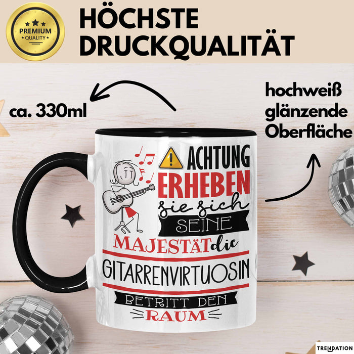 Gitarrenvirtuosin Tasse Geschenk Lustiger Spruch Bitte Erheben Sie Sich Seine Majestät Die Gitarrenvirtuosin Betritt Den Raum Schwarz Trendation