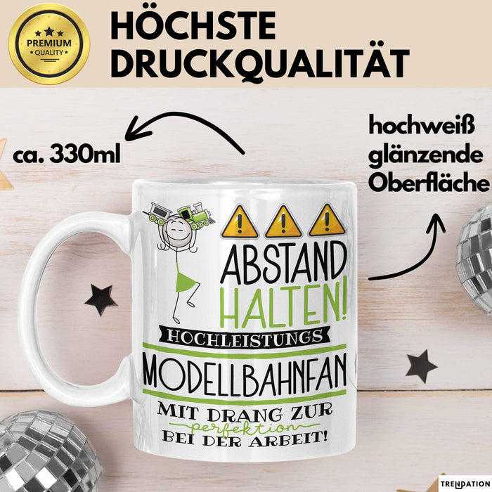 Modellbahnfan Tasse Geschenk Lustig Abstand Halten Hochleistungs-Modellbahnfan Mit Drang Zur Perfektion Bei Der Arbeit Weiß Trendation
