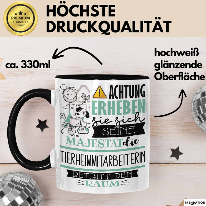 Tierheimmitarbeiterin Tasse Geschenk Lustiger Spruch Bitte Erheben Sie Sich Seine Majestät Die Tierheimmitarbeiterin Betritt Den Raum Schwarz Trendation