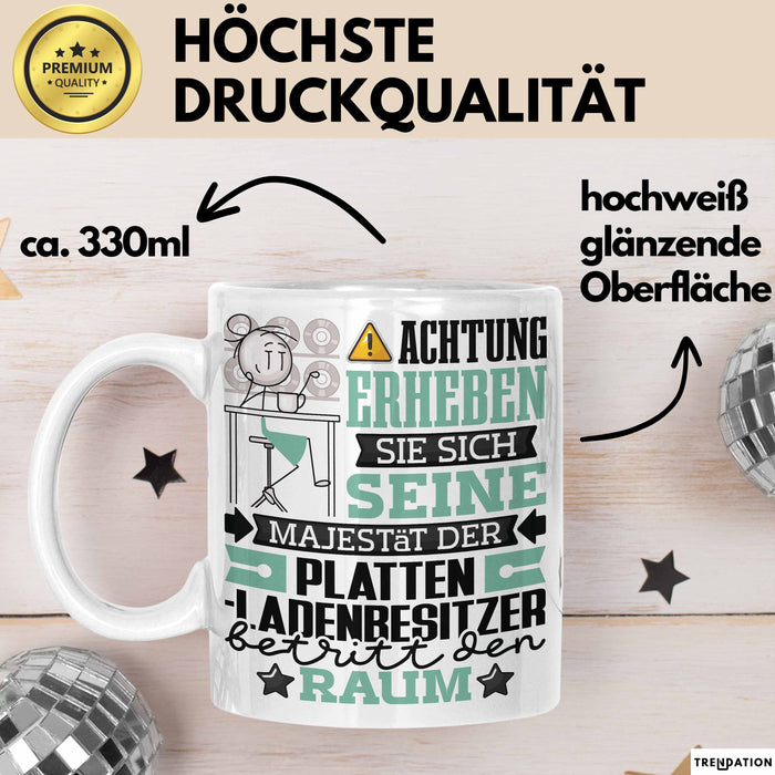 Plattenladenbesitzer Geschenk Tasse Lustiger Spruch Erheben Sie Sich Der Plattenladenbesitzer Betritt den Raum Weiß Trendation