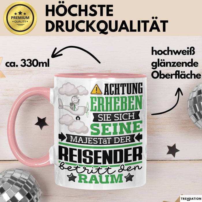 Reisender Geschenk Tasse Lustiger Spruch Erheben Sie Sich Der Reisender Betritt den Raum Rosa Trendation
