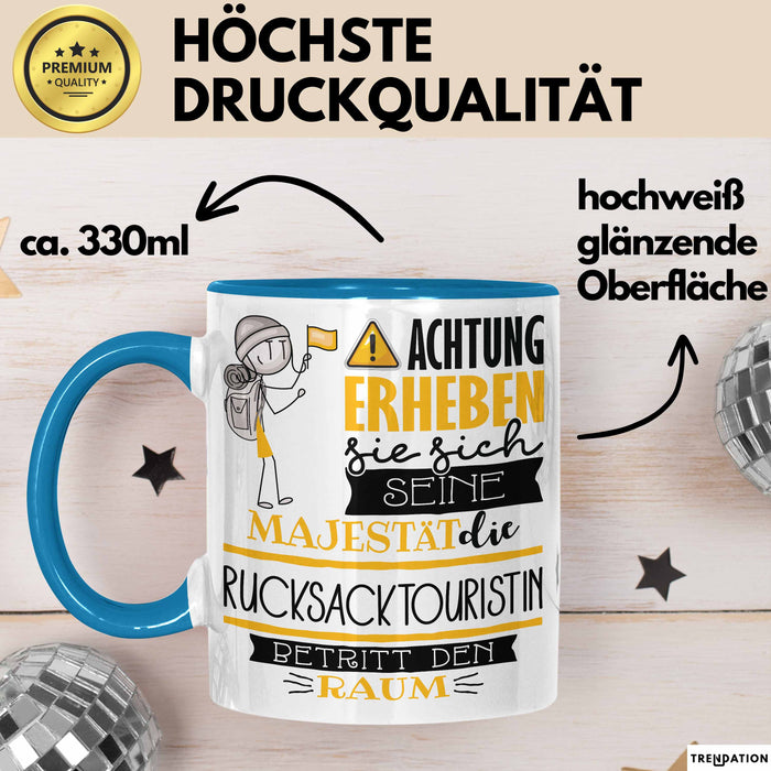 Rucksacktouristin Tasse Geschenk Lustiger Spruch Bitte Erheben Sie Sich Seine Majestät Die Rucksacktouristin Betritt Den Raum Blau Trendation