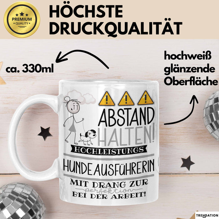 Hundeausführerin Tasse Geschenk Lustig Abstand Halten Hochleistungs-Hundeausführerin Mit Drang Zur Perfektion Bei Der Arbeit Weiß Trendation