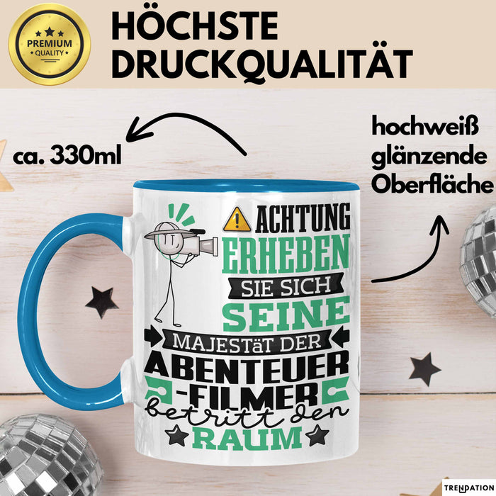 Abenteuerfilmer Geschenk Tasse Lustiger Spruch Erheben Sie Sich Der Abenteuerfilmer Betritt den Raum Blau Trendation
