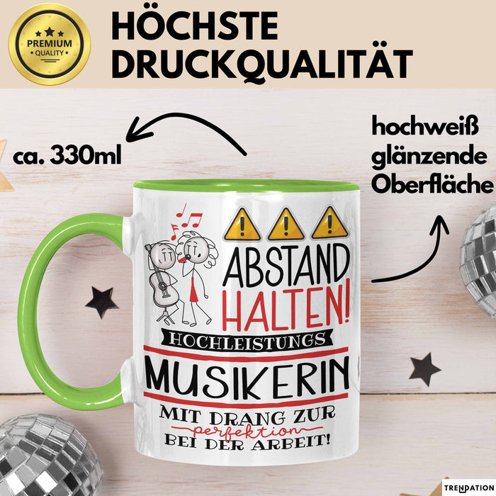 Musikerin Tasse Geschenk Lustig Abstand Halten Hochleistungs-Musikerin Mit Drang Zur Perfektion Bei Der Arbeit Grün Trendation