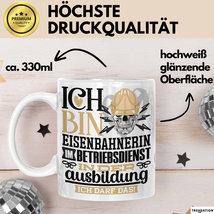 Eisenbahnerin im Betriebsdienst Ausbildung Start Geschenk Tasse Ich Bin Eisenbahnerin im Betriebsdienst In Der Ausbildung Ich Darf Das Kaffee-Becher Geschenkidee Weiß Trendation