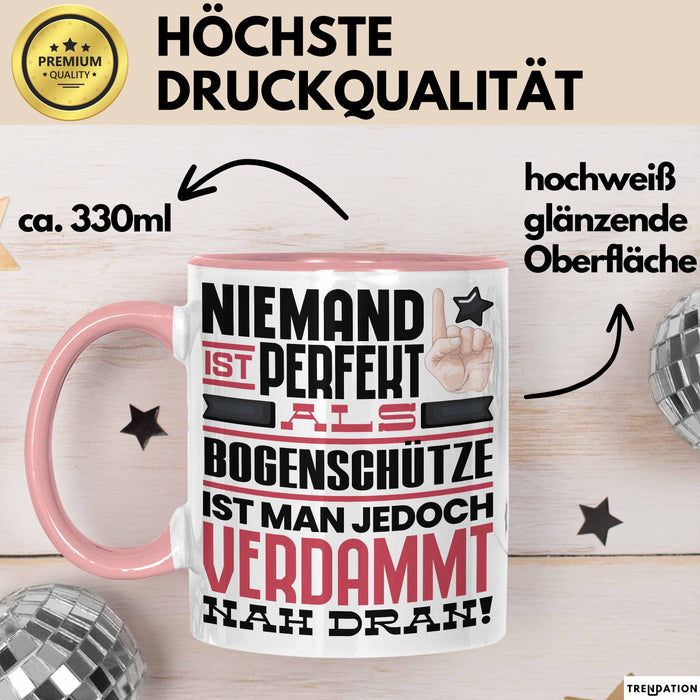 Bogenschütze Geschenk Tasse Lustige Geschenkidee für Bogenschütze Geburtstag Kaffee-Becher Niemand Ist Perfekt Aber Als Bogenschütze Ist Man Nah Dran Rosa Trendation