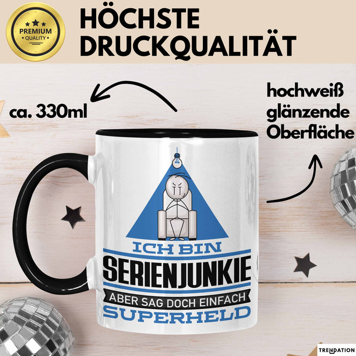 Serienjunkie Geschenk Tasse Ich Bin Serienjunkie Aber Sag Doch Einfach Superheld Lustige Geschenkdiee für Serienjunkie Kaffee-Becher Schwarz Trendation