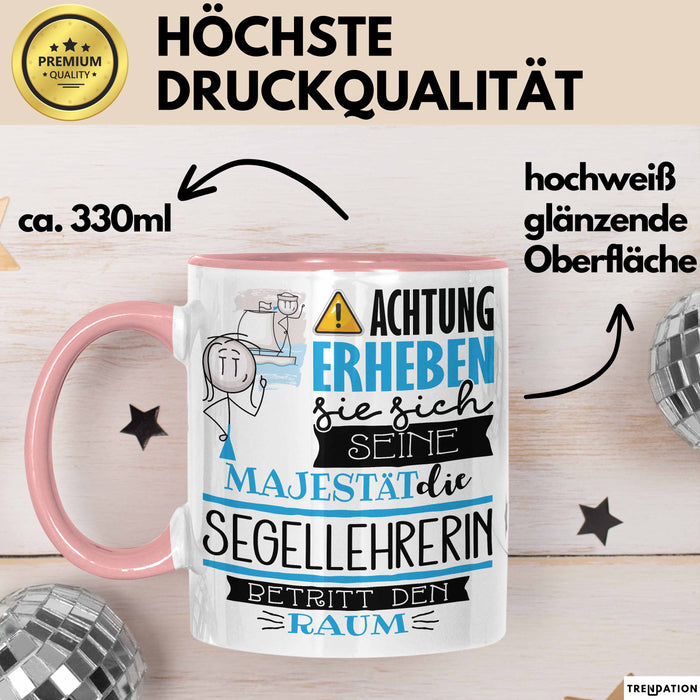 Segellehrerin Tasse Geschenk Lustiger Spruch Bitte Erheben Sie Sich Seine Majestät Die Segellehrerin Betritt Den Raum Rosa Trendation