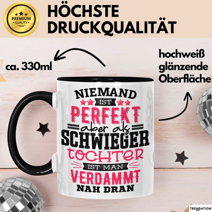 Schwiegertochter Tasse Geschenk Spruch Niemand Ist Perfekt Aber Als Schwiegertochter Ist Man Nah Dran Becher Schwarz Trendation