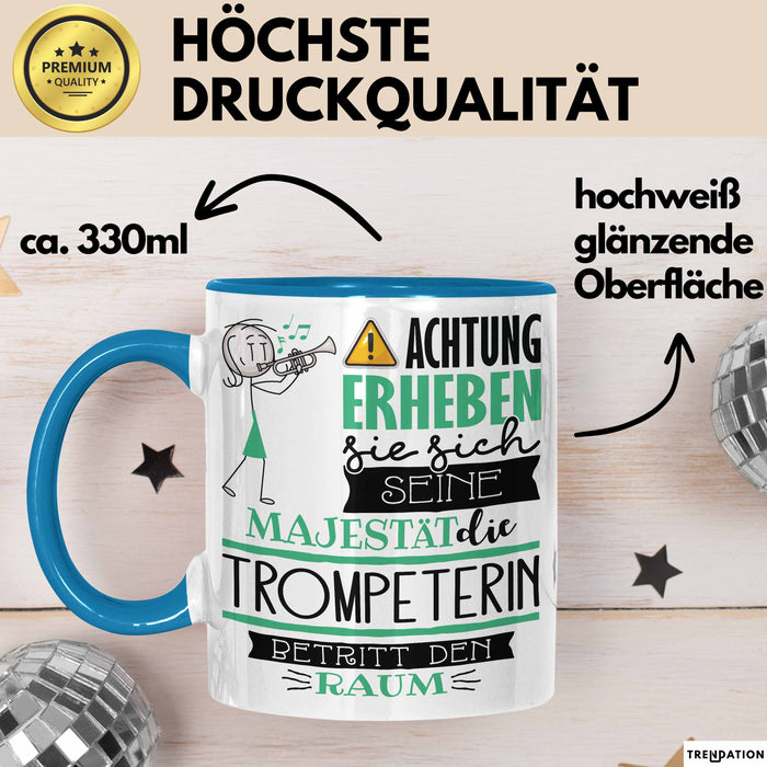 Trompeterin Tasse Geschenk Lustiger Spruch Bitte Erheben Sie Sich Seine Majestät Die Trompeterin Betritt Den Raum Blau Trendation