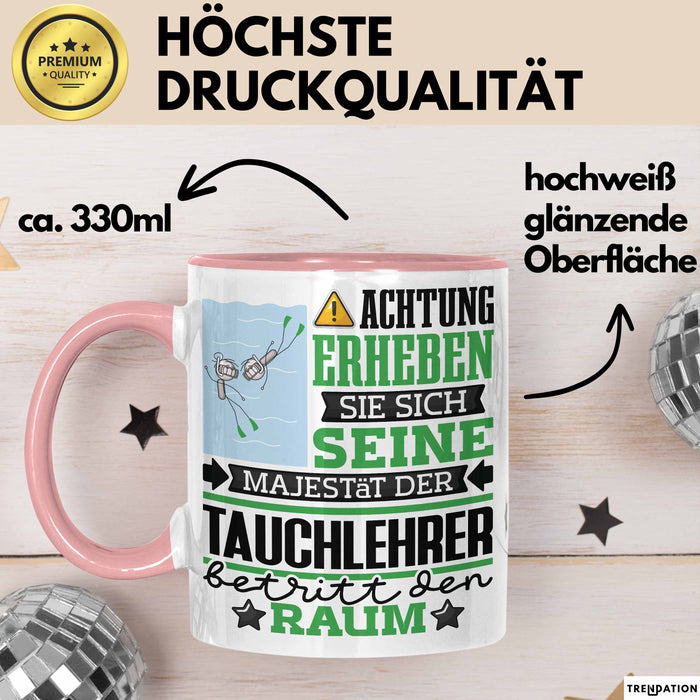 Tauchlehrer Geschenk Tasse Lustiger Spruch Erheben Sie Sich Der Tauchlehrer Betritt den Raum Rosa Trendation