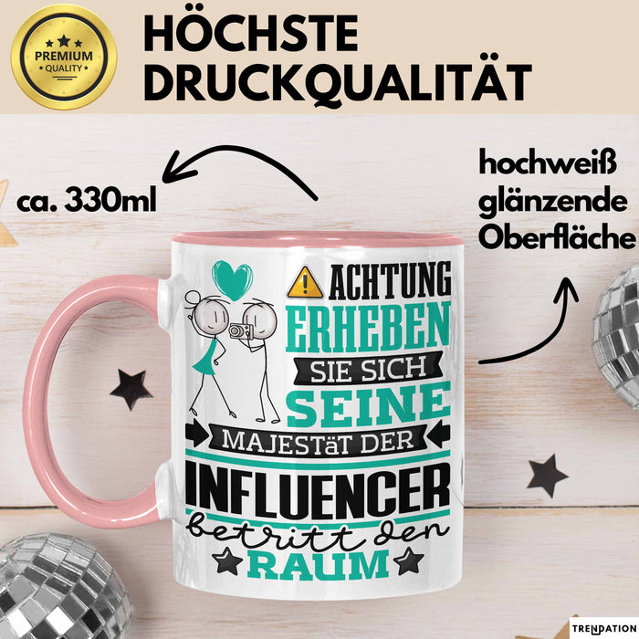 Influencer Geschenk Tasse Lustiger Spruch Erheben Sie Sich Der Influencer Betritt den Raum Rosa Trendation