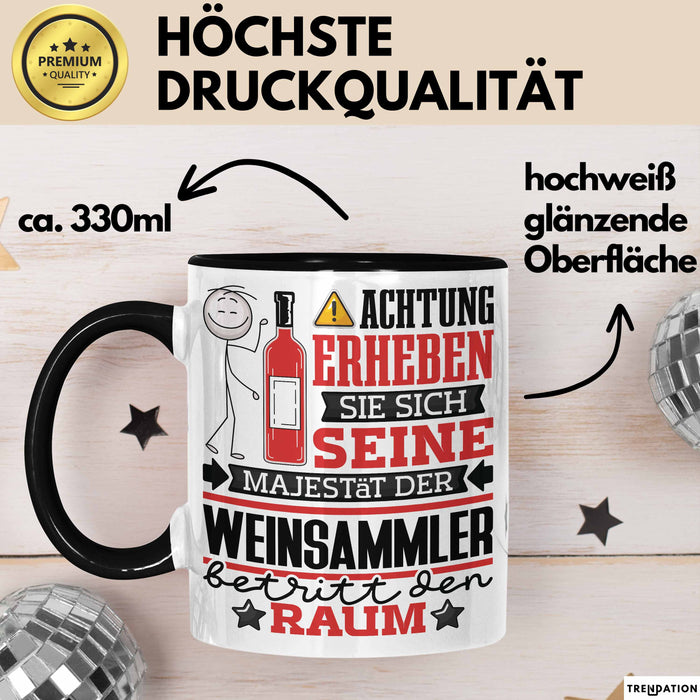 Weinsammler Geschenk Tasse Lustiger Spruch Erheben Sie Sich Der Weinsammler Betritt den Raum Schwarz Trendation