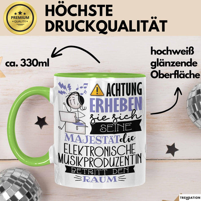 Elektronische Musikproduzentin Tasse Geschenk Lustiger Spruch Bitte Erheben Sie Sich Seine Majestät Die Elektronische Musikproduzentin Betritt Den Raum Grün Trendation