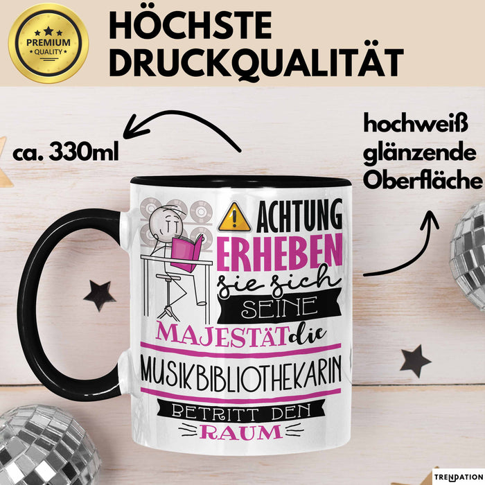 Musikbibliothekarin Tasse Geschenk Lustiger Spruch Bitte Erheben Sie Sich Seine Majestät Die Musikbibliothekarin Betritt Den Raum Schwarz Trendation