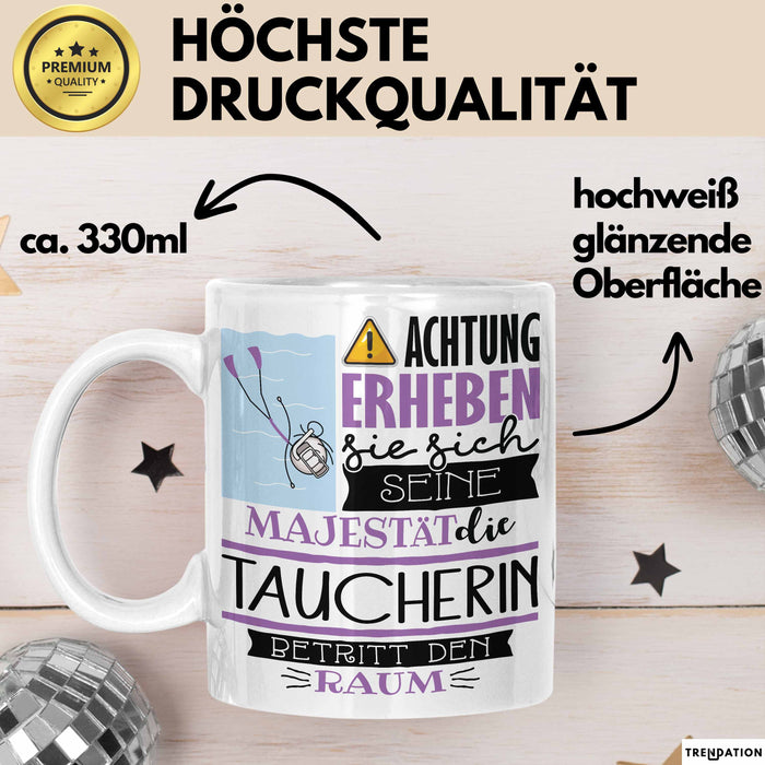 Taucherin Tasse Geschenk Lustiger Spruch Bitte Erheben Sie Sich Seine Majestät Die Taucherin Betritt Den Raum Weiß Trendation