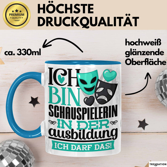 Schauspielerin Ausbildung Start Geschenk Tasse Ich Bin Schauspielerin In Der Ausbildung Ich Darf Das Kaffee-Becher Geschenkidee Blau Trendation