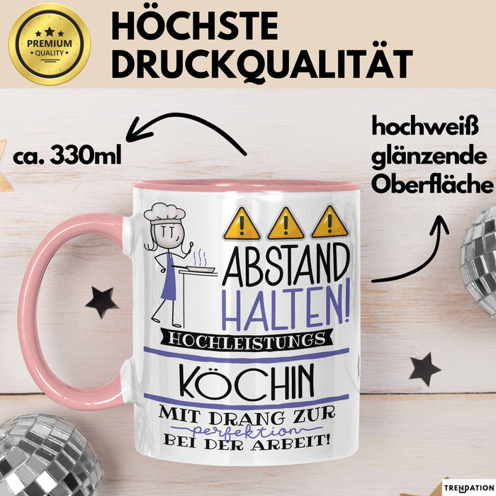 Köchin Tasse Geschenk Lustig Abstand Halten Hochleistungs-Köchin Mit Drang Zur Perfektion Bei Der Arbeit Rosa Trendation