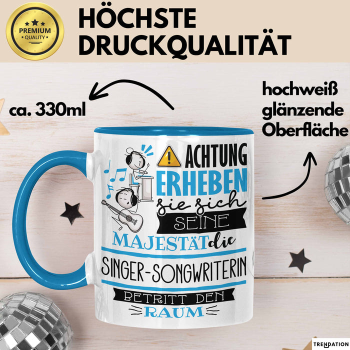 Singer-Songwriterin Tasse Geschenk Lustiger Spruch Bitte Erheben Sie Sich Seine Majestät Die Singer-Songwriterin Betritt Den Raum Blau Trendation