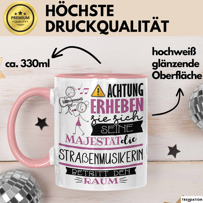 Straßenmusikerin Tasse Geschenk Lustiger Spruch Bitte Erheben Sie Sich Seine Majestät Die Straßenmusikerin Betritt Den Raum Rosa Trendation