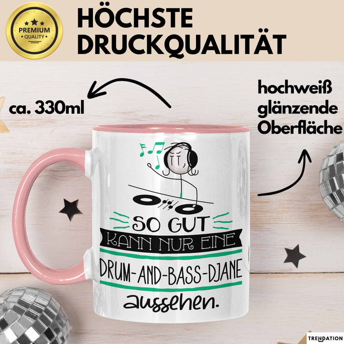Drum-and-Bass-DJane Geschenk Tasse So Gut Kann Nur Eine Drum-and-Bass-DJane Aussehen Geschenkidee Geburtstag Weihnachten Lustig Rosa Trendation