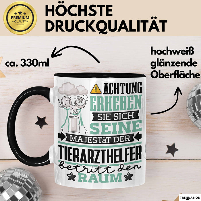 Tierarzthelfer Geschenk Tasse Lustiger Spruch Erheben Sie Sich Der Tierarzthelfer Betritt den Raum Schwarz Trendation