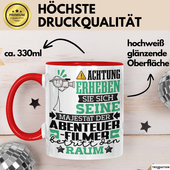 Abenteuerfilmer Geschenk Tasse Lustiger Spruch Erheben Sie Sich Der Abenteuerfilmer Betritt den Raum Rot Trendation