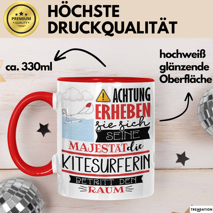 Kitesurferin Tasse Geschenk Lustiger Spruch Bitte Erheben Sie Sich Seine Majestät Die Kitesurferin Betritt Den Raum Rot Trendation
