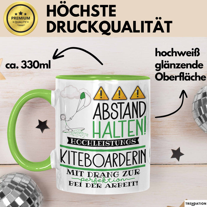 Kiteboarderin Tasse Geschenk Lustig Abstand Halten Hochleistungs-Kiteboarderin Mit Drang Zur Perfektion Bei Der Arbeit Grün Trendation
