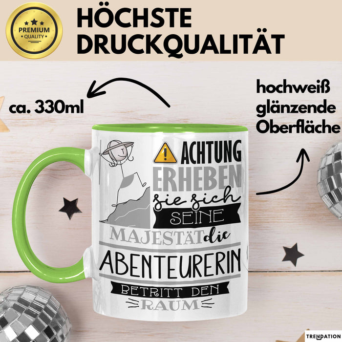Abenteurerin Tasse Geschenk Lustiger Spruch Bitte Erheben Sie Sich Seine Majestät Die Abenteurerin Betritt Den Raum Grün Trendation