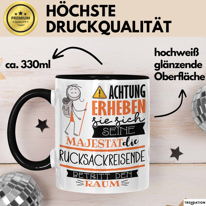 Rucksackreisende Tasse Geschenk Lustiger Spruch Bitte Erheben Sie Sich Seine Majestät Die Rucksackreisende Betritt Den Raum Schwarz Trendation