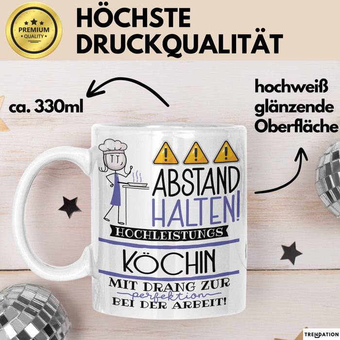 Köchin Tasse Geschenk Lustig Abstand Halten Hochleistungs-Köchin Mit Drang Zur Perfektion Bei Der Arbeit Weiß Trendation