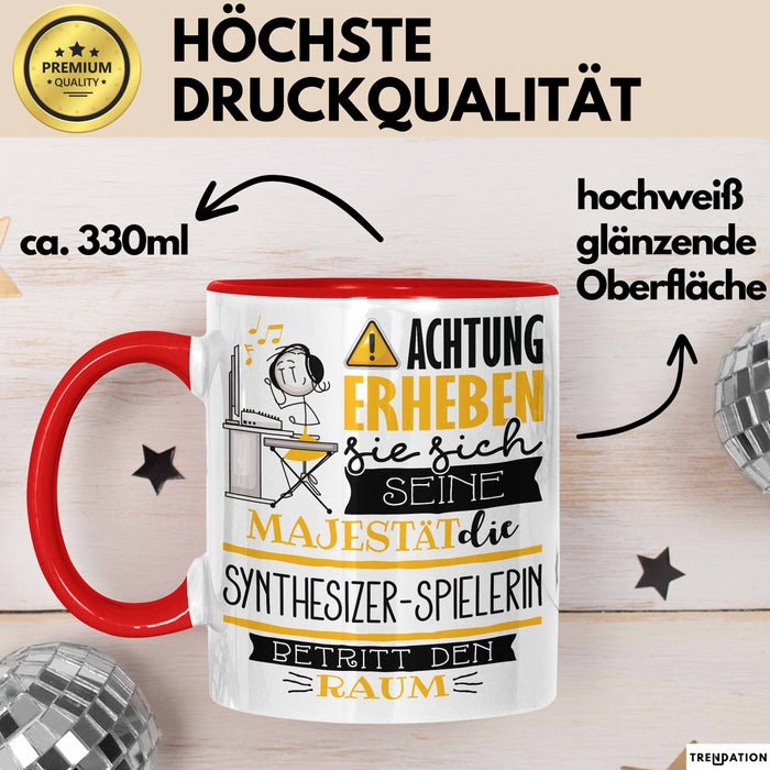 Synthesizer-Spielerin Tasse Geschenk Lustiger Spruch Bitte Erheben Sie Sich Seine Majestät Die Synthesizer-Spielerin Betritt Den Raum Rot Trendation