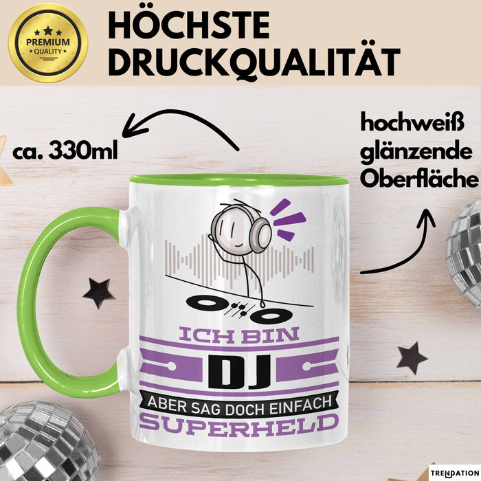 DJ Geschenk Tasse Ich Bin DJ Aber Sag Doch Einfach Superheld Lustige Geschenkdiee für DJ Kaffee-Becher Grün Trendation