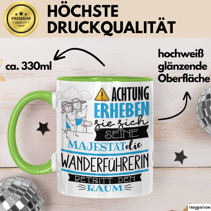Wanderführerin Tasse Geschenk Lustiger Spruch Bitte Erheben Sie Sich Seine Majestät Die Wanderführerin Betritt Den Raum Grün Trendation