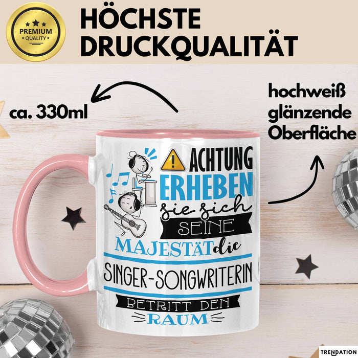 Singer-Songwriterin Tasse Geschenk Lustiger Spruch Bitte Erheben Sie Sich Seine Majestät Die Singer-Songwriterin Betritt Den Raum Rosa Trendation