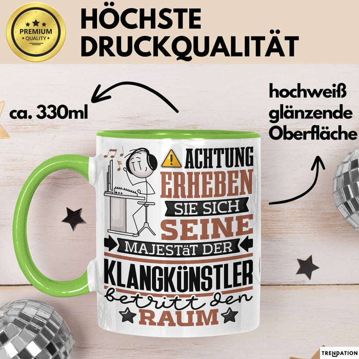 Klangkünstler Geschenk Tasse Lustiger Spruch Erheben Sie Sich Der Klangkünstler Betritt den Raum Grün Trendation