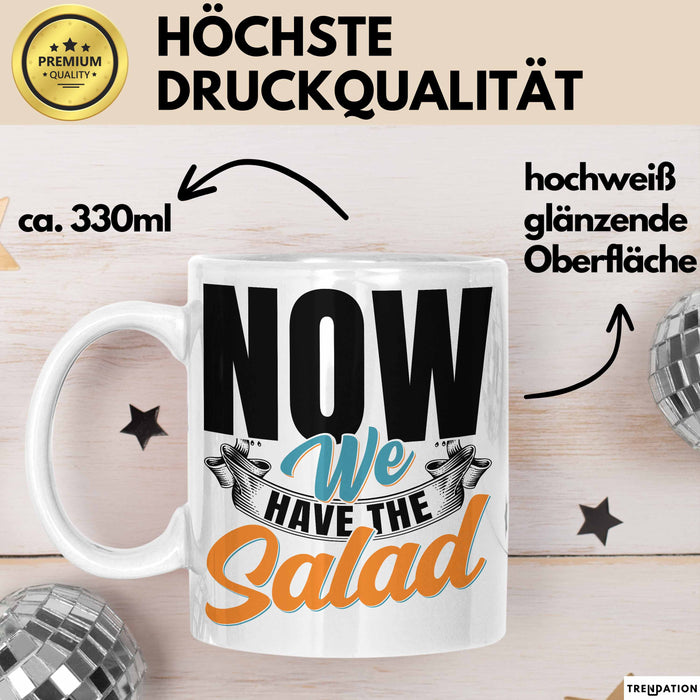 Now We Have The Salad Tasse Geschenk Deutsch Englisch Wortspiel Weiß Trendation