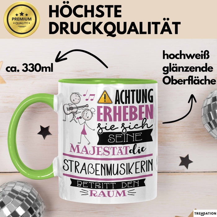 Straßenmusikerin Tasse Geschenk Lustiger Spruch Bitte Erheben Sie Sich Seine Majestät Die Straßenmusikerin Betritt Den Raum Grün Trendation
