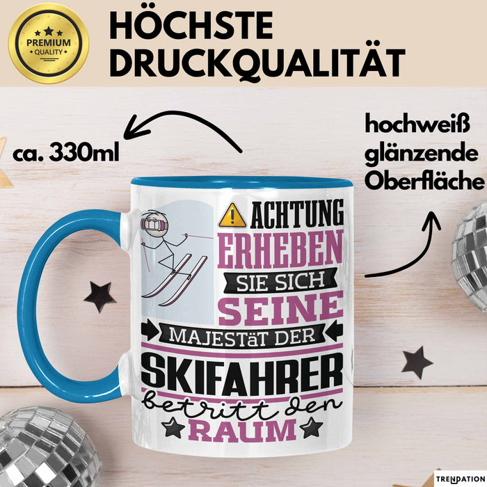 Skifahrer Geschenk Tasse Lustiger Spruch Erheben Sie Sich Der Skifahrer Betritt den Raum Blau Trendation