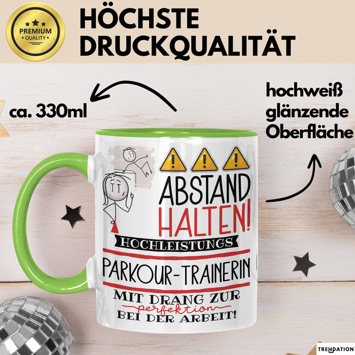 Parkour-Trainerin Tasse Geschenk Lustig Abstand Halten Hochleistungs-Parkour-Trainerin Mit Drang Zur Perfektion Bei Der Arbeit Grün Trendation