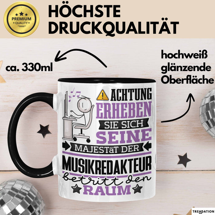 Musikredakteur Geschenk Tasse Lustiger Spruch Erheben Sie Sich Der Musikredakteur Betritt den Raum Schwarz Trendation