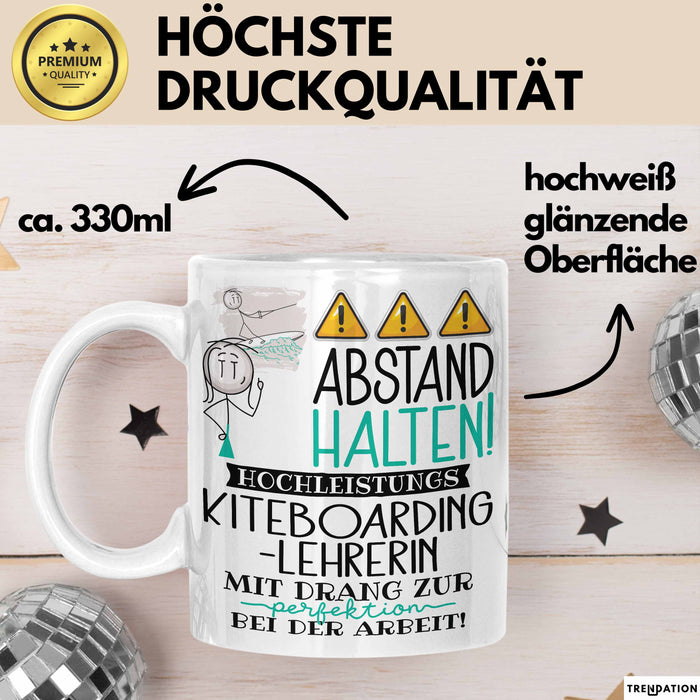 Kiteboarding-Lehrerin Tasse Geschenk Lustig Abstand Halten Hochleistungs-Kiteboarding-Lehrerin Mit Drang Zur Perfektion Bei Der Arbeit Weiß Trendation