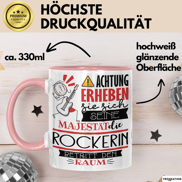Rockerin Tasse Geschenk Lustiger Spruch Bitte Erheben Sie Sich Seine Majestät Die Rockerin Betritt Den Raum Rosa Trendation