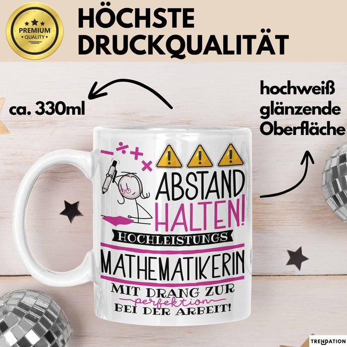 Mathematikerin Tasse Geschenk Lustig Abstand Halten Hochleistungs-Mathematikerin Mit Drang Zur Perfektion Bei Der Arbeit Weiß Trendation