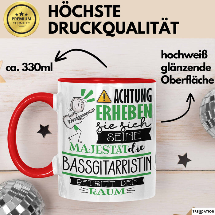 Bassgitarristin Tasse Geschenk Lustiger Spruch Bitte Erheben Sie Sich Seine Majestät Die Bassgitarristin Betritt Den Raum Rot Trendation