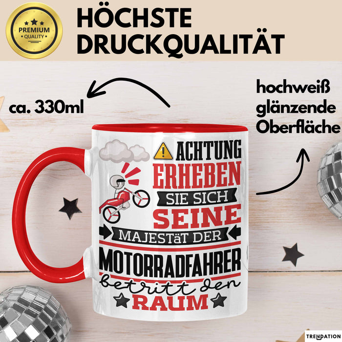 Motorradfahrer Geschenk Tasse Lustiger Spruch Erheben Sie Sich Der Motorradfahrer Betritt den Raum Rot Trendation