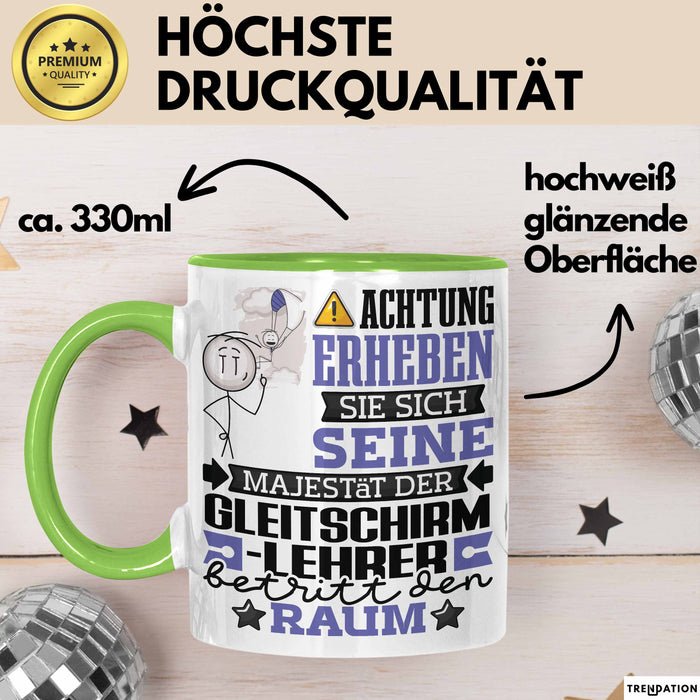 Gleitschirmlehrer Geschenk Tasse Lustiger Spruch Erheben Sie Sich Der Gleitschirmlehrer Betritt den Raum Grün Trendation